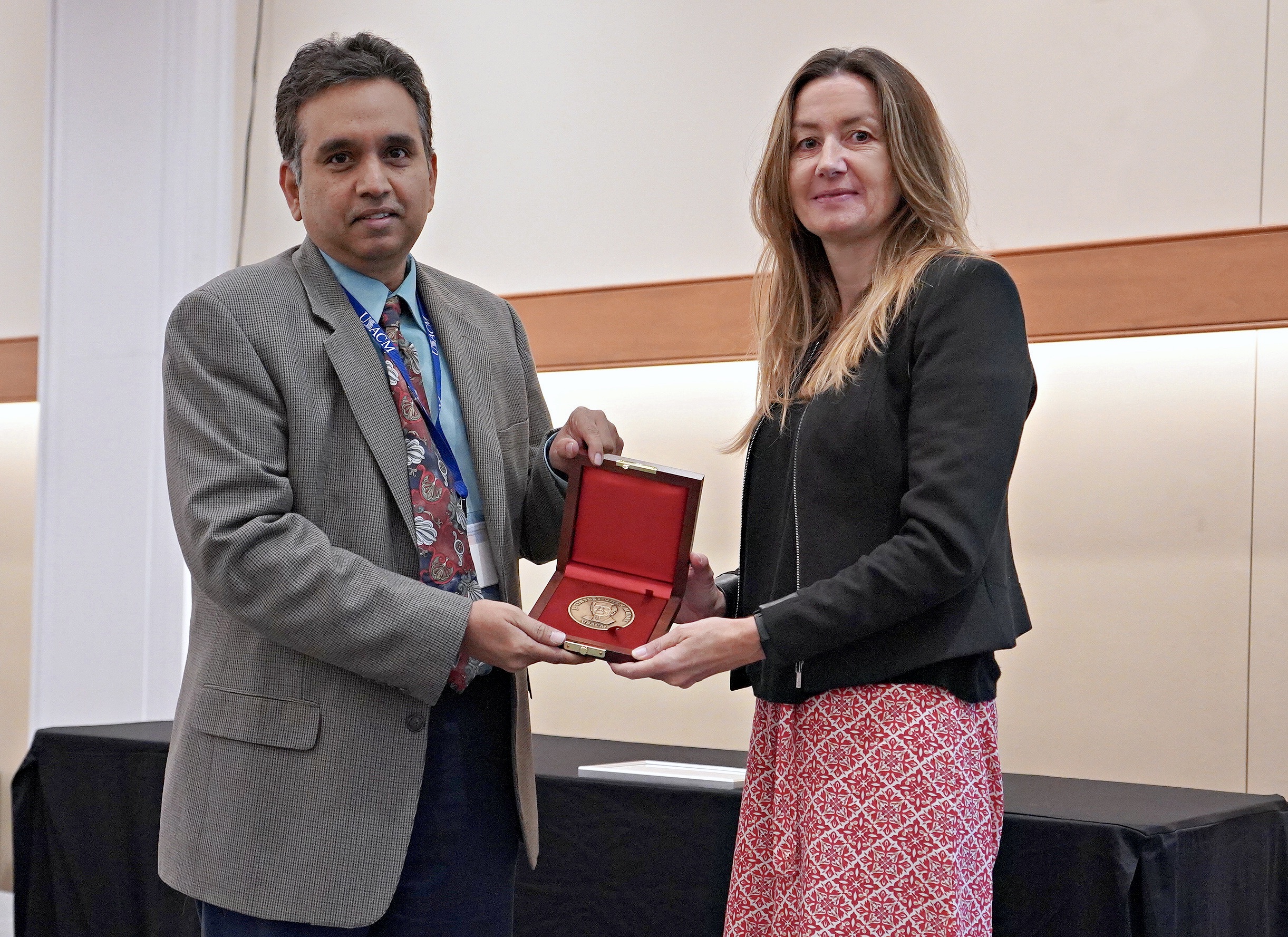 USACM president Narayana Aluru presents the J. Tinsley Oden Medal to Karen Willcox.